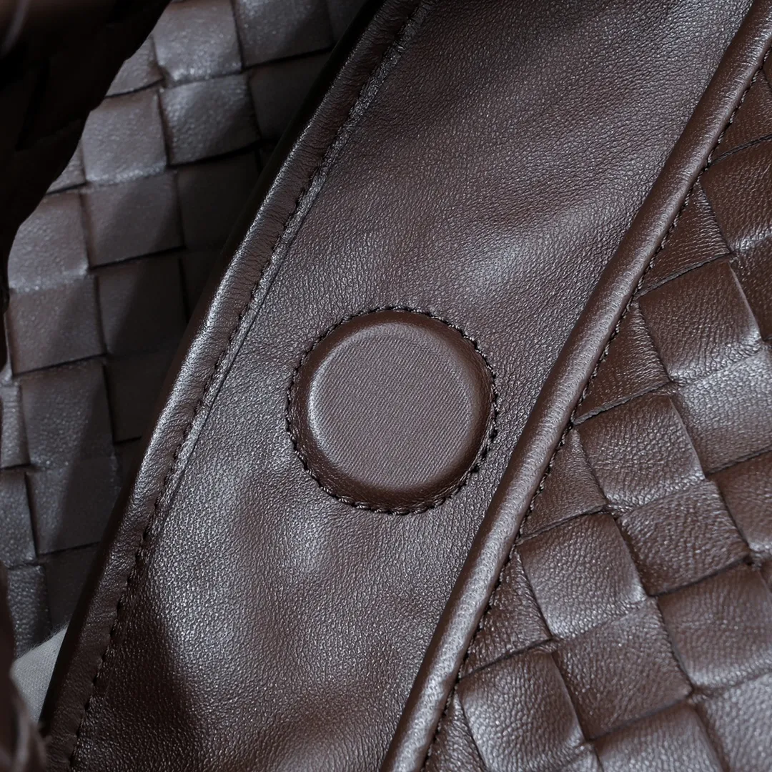 Batch 2160 #Bv New large HOP bag, the bag body and handles are made of a whole piece of woven leather. The bag body is soft and lazy. Hop symbolizes the praise of innovation and eternal craftsmanship [love]. The pyramid silhouette combines practicality and fashion. Modern and casual, the bag mouth is double-sided closed design, more convenient and safe! The cowhide texture also makes the bag more wear-resistant and durable. A must-have for fashionable ladies who like minimalism yet comfortable and casual! Size: 54x24x13, Model: 3970#